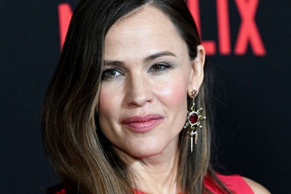 HT6. Jennifer Garner’s Emotional Tribute Amid the L.A. Wildfires: A Story of Loss, Resilience, and Community Spirit