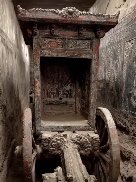 AC. Ancient Marvel Unearthed: A Pristine Royal Chariot Emerges from the Depths of Time