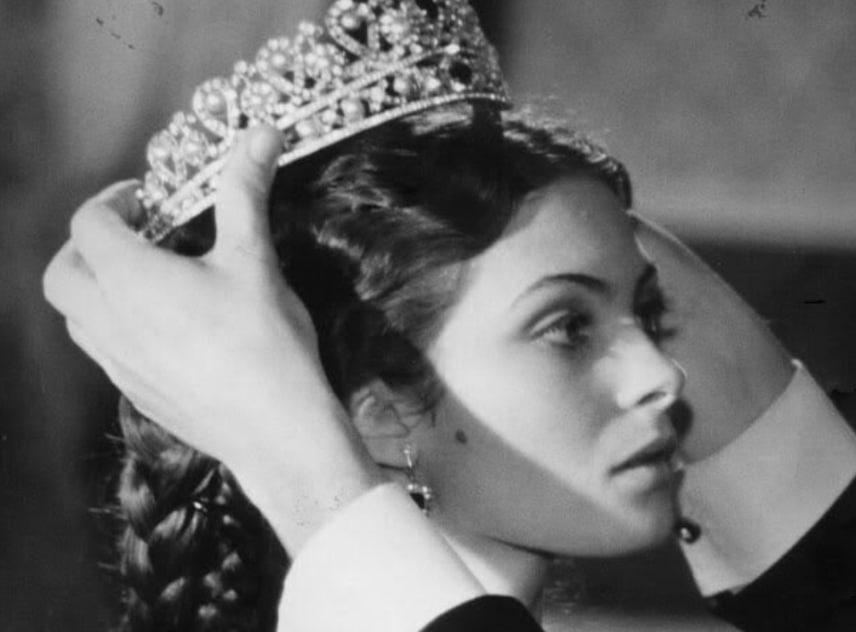 ST. «Нехай світ забуде, що колись була нареченою короля…»